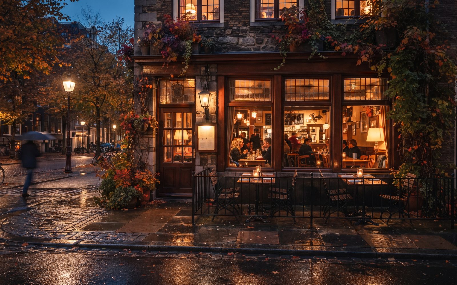 Außenansicht des Restaurants am Abend mit beleuchteten Fenstern