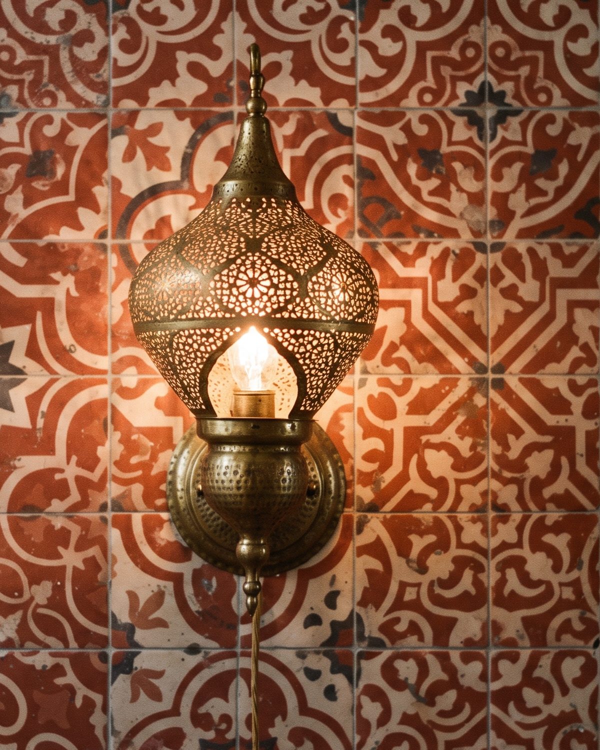 Gemusterte Zementfliesen und eine Messinglampe