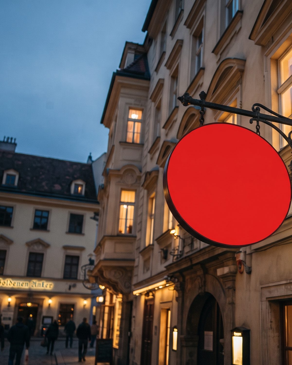 Rundes rotes Restaurantschild an der Hausfassade am Abend